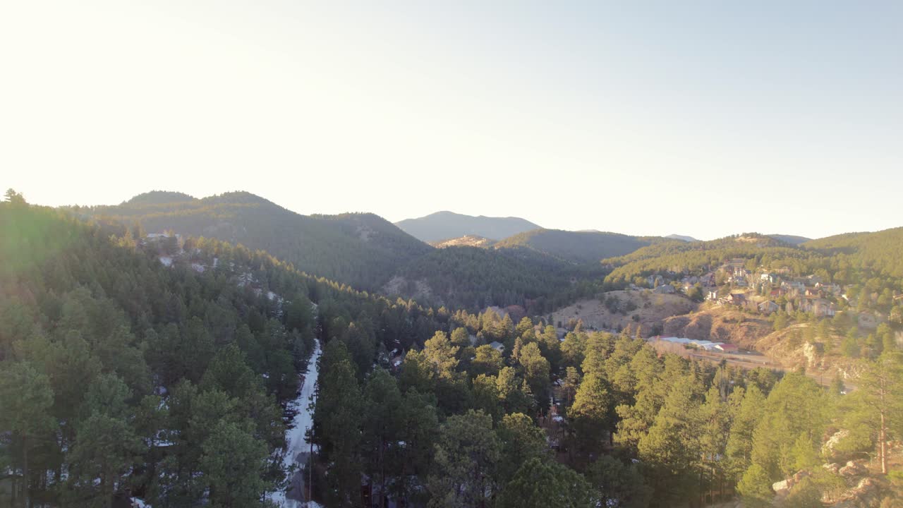 hermosas montañas rocosas de colorado y colinas en el campo