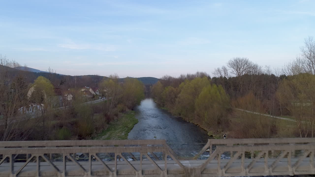 일몰에 강 위의 다리 위로 날아가는 드론 샷, 4k uhd