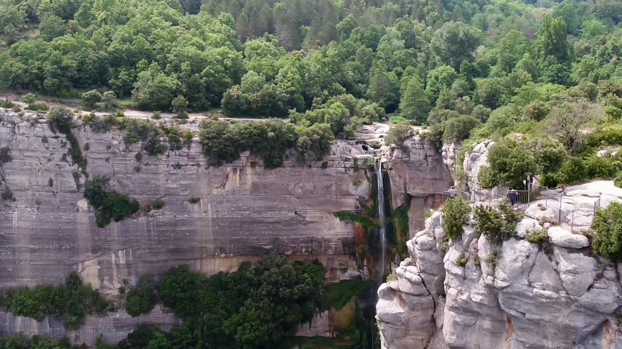 hermosa vista aérea del cañón natural y cascada en españa