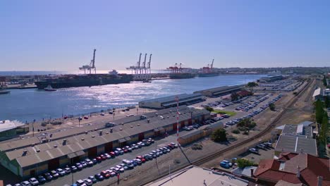 el puerto de fremantle y la línea ferroviaria con buques de carga en un día soleado, perth, australia occidental