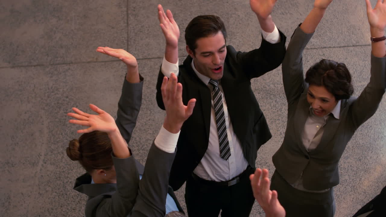 feliz equipo de negocios poniendo las manos juntas
