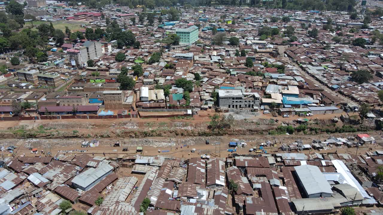 vista panorámica del dron que vuela sobre las casas de tugurios concentradas de kibera, kenia