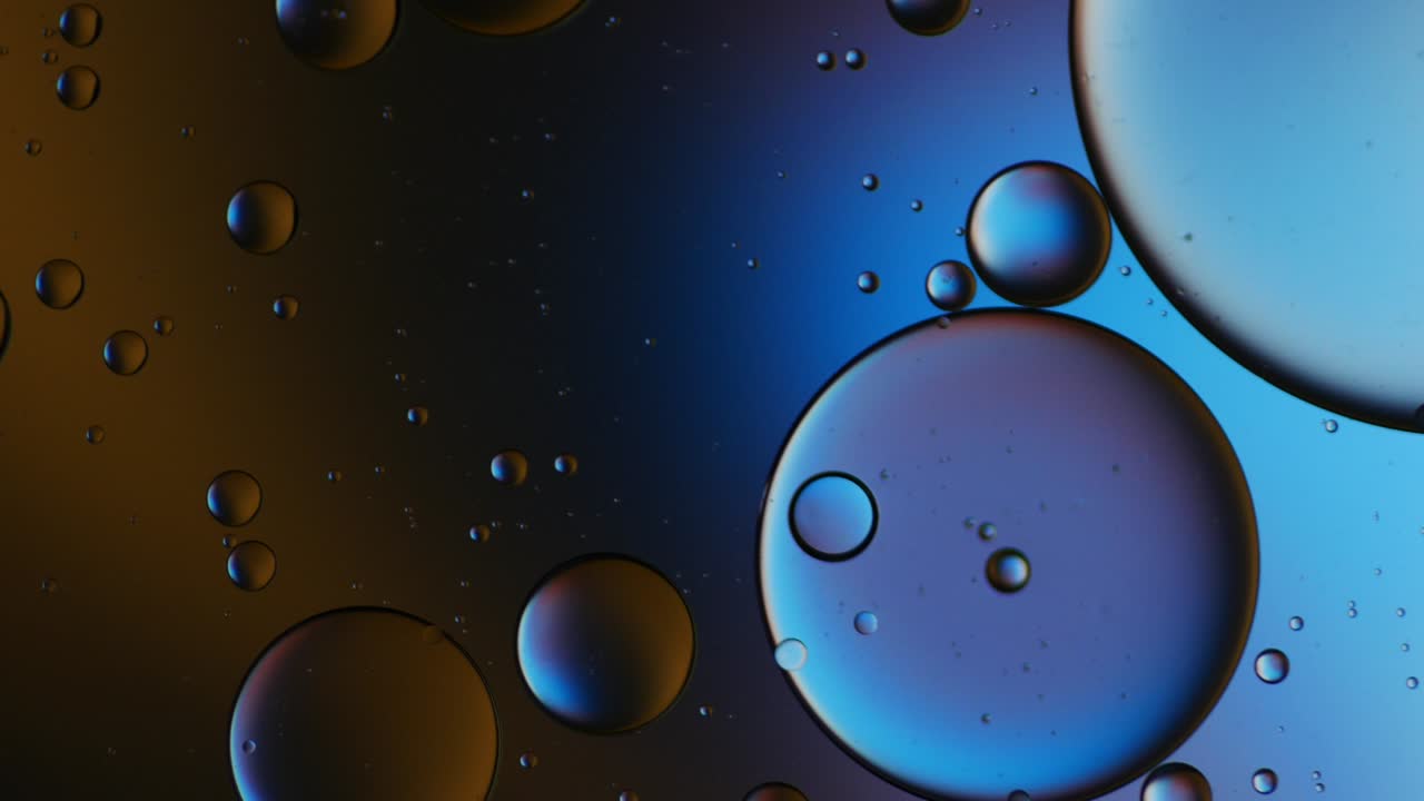 물 위에 떠다니는 기름방울의 다채로운 예술적.