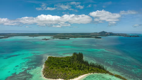 ilot moro es una pequeña isla paradisíaca en nueva caledonia.