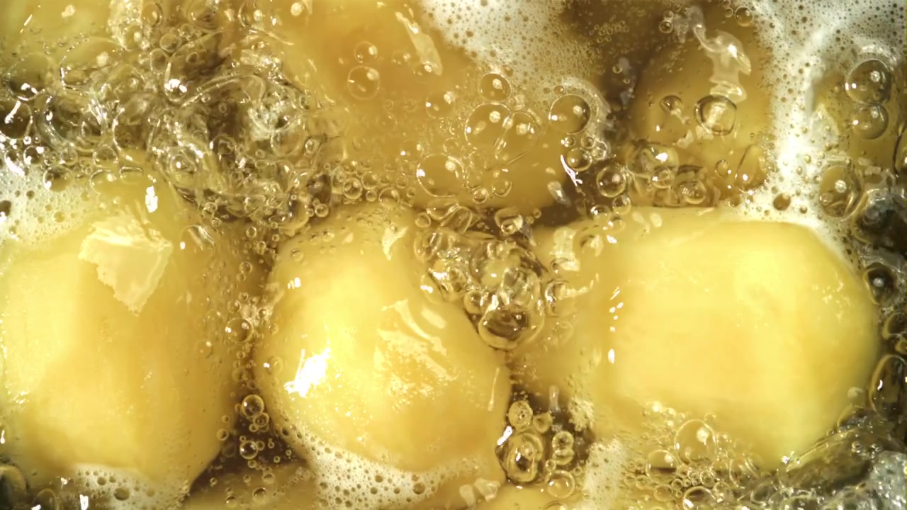 Skrelte poteter koker i varmt vann