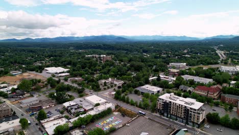 Vororte-Von-Asheville,-North-Carolina,-Mit-Bergen-Im-Hintergrund,-Asheville,-North-Carolina