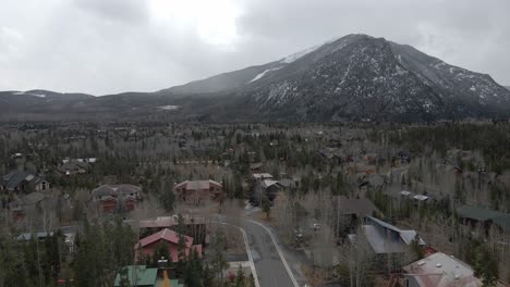 Dolly-Aéreo-Disparó-Sobre-Barrios-Con-Nieve-Fresca-Y-Mount-Royal-En-La-Distancia