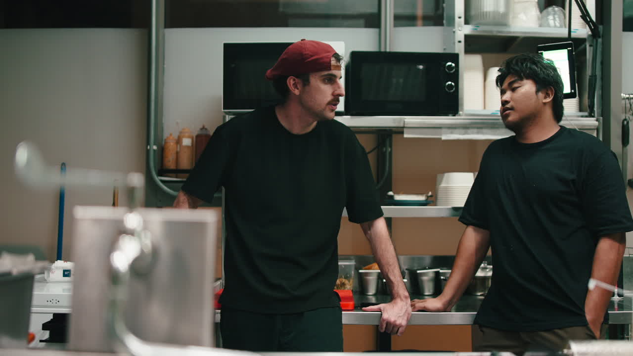 chefs hablando en la cocina