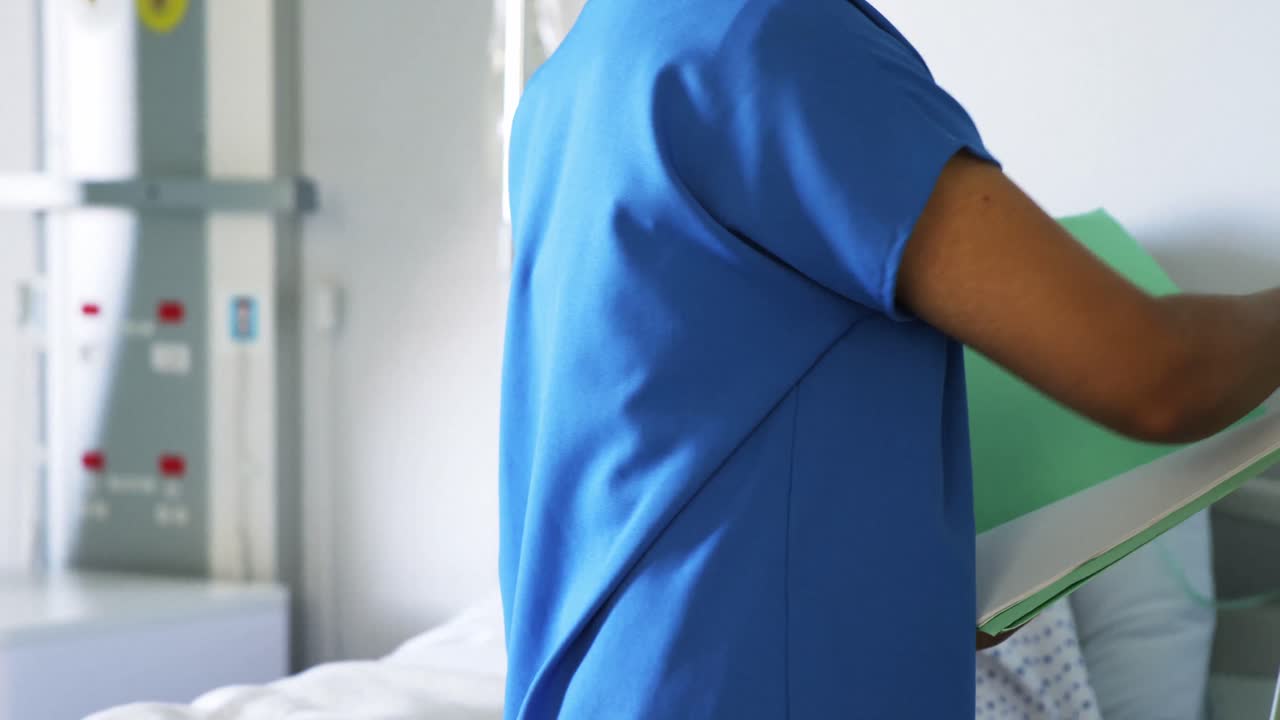 el médico anota la frecuencia del pulso del paciente