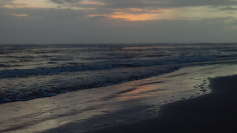 Toma-Serena-De-Olas-Rítmicas-En-Las-Arenas-Doradas-De-La-Playa-Durante-La-Hora-Dorada.