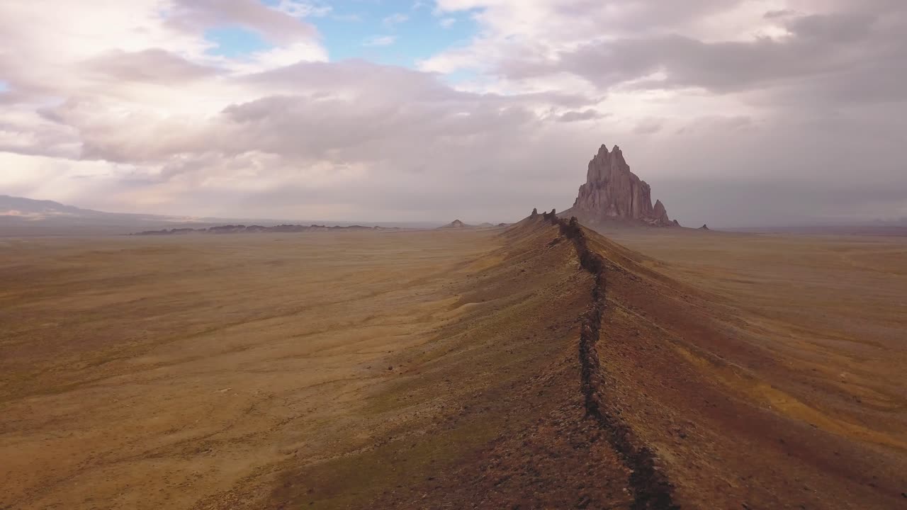 drone disparó panorámico a la derecha volando sobre la gran cresta mirando el paisaje occidental alrededor de shiprock, navajo new mexico, usa en 4k