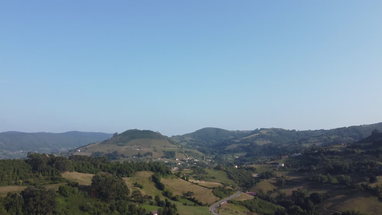 Vista aerea di boschi e case nelle Asturie