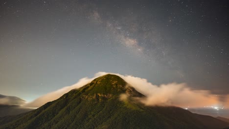 Zeitrafferwolken-Der-Milchstraße-Strömen-über-Die-Insel-Nei-Lak-Shan,-Lantau,-Hongkong