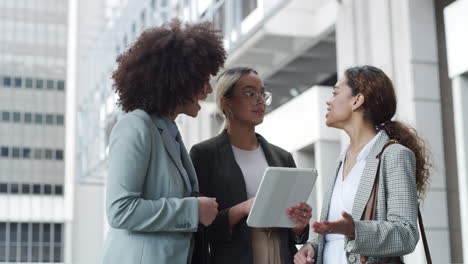 Eine-Vielfältige-Gruppe-Von-Geschäftsfrauen-Steht-Draußen