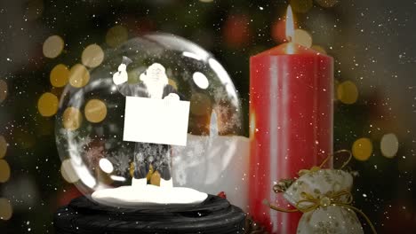 Schnee-Fällt-über-Den-Weihnachtsmann,-Der-Ein-Plakat-Mit-Kopierraum-In-Einer-Schneekugel-Und-Einer-Kerze-Hält