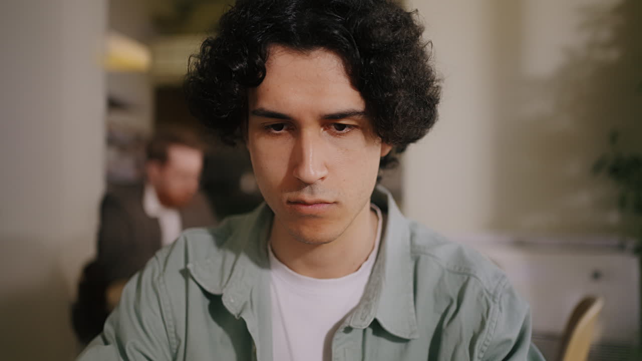 카페에서 노트북으로 일하는 남자