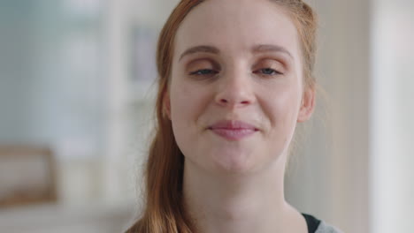 retrato de una mujer hermosa sonriendo mirando a la cámara con una expresión feliz disfrutando de un estilo de vida exitoso
