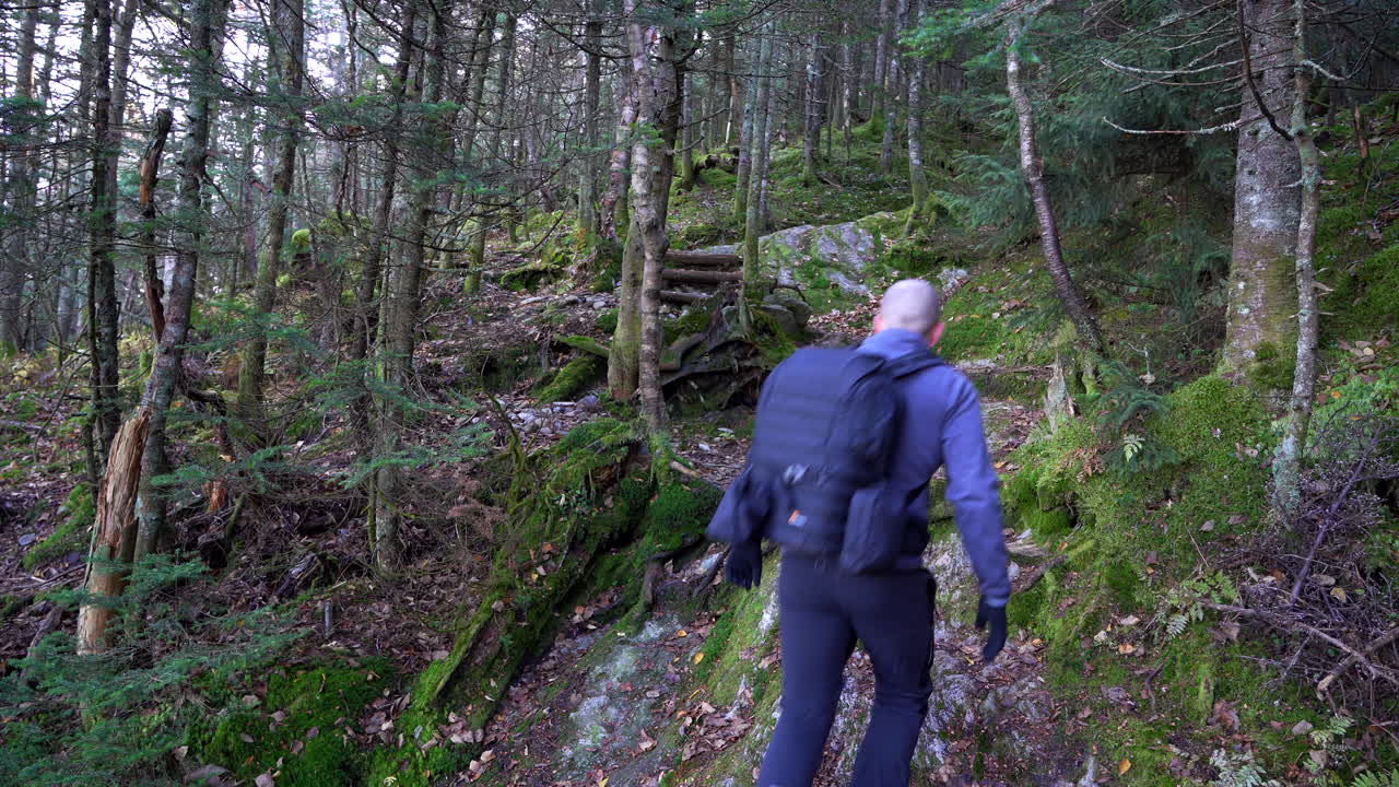 homem andando na trilha de montanha outono