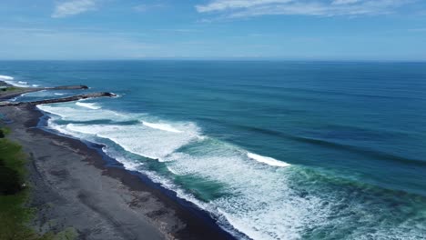 Vista-Aérea-De-Hermosas-Olas-Del-Mar,-Mar-Increíble