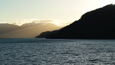 Plataforma-Rodante-Aérea-Con-Increíbles-Rayos-De-Luz-Sobre-La-Silueta-Del-Bosque-Y-Las-Rocas