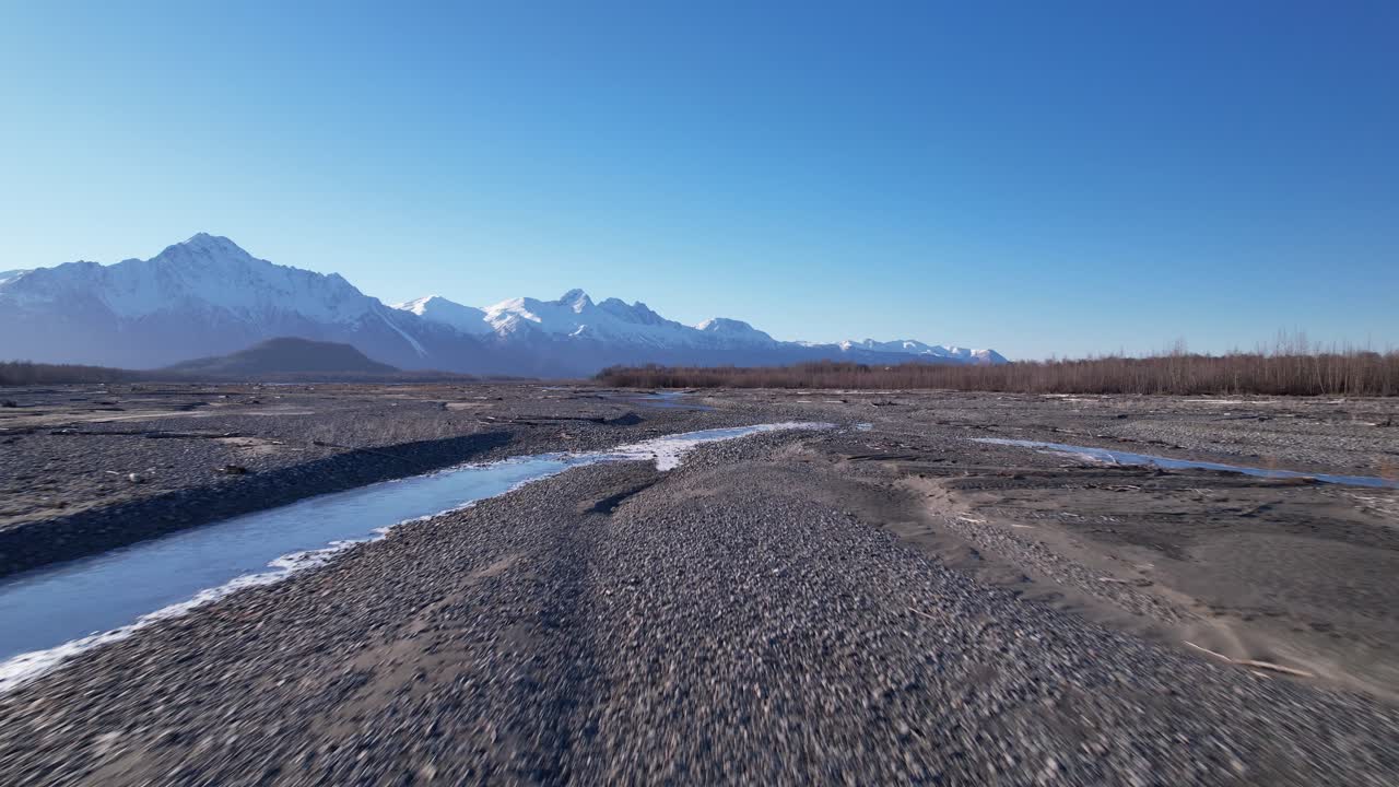 Video aereo 4k a 30fps, letto del fiume Matanuska.