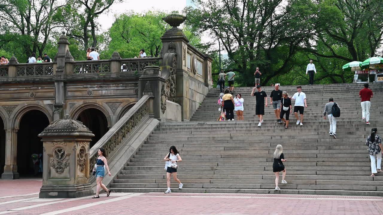 New York, Hoa Kỳ, ngày 8 tháng 7 năm 2025: Du khách tại các bậc thang ở Central Park. Mọi người tham gia vào nhiều hoạt động khác nhau trên các bậc thang của Central Park ở New York, được bao quanh bởi cây xanh tươi tốt