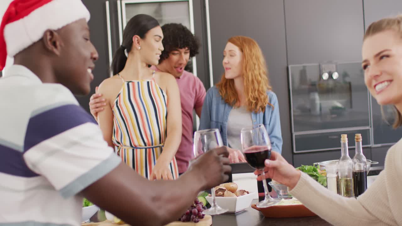 um grupo feliz de amigos diversos cozinhando jantar na cozinha juntos