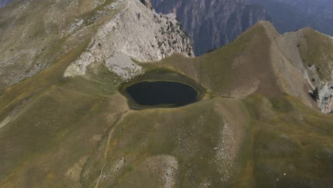 Una-Vista-Aérea-Del-Lago-Dragón,-Un-Lago-Prehistórico-Alpino-En-El-Monte-Tymfi-En-Grecia