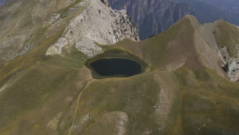 una vista aérea del lago dragón, un lago prehistórico alpino en el monte tymfi en grecia