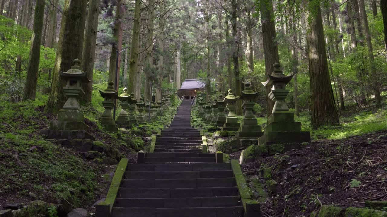Santuario Kamishikimi Kumanoiso in Giappone. Carrellata lenta in slow motion
