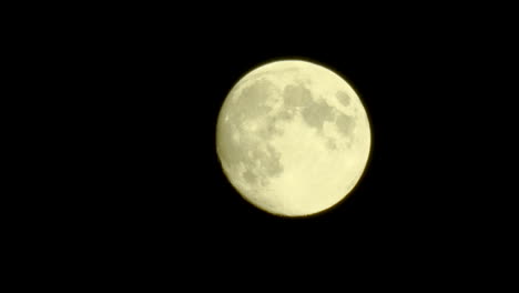 Una-Luna-Llena-En-Movimiento-En-El-Cielo-Con-Detalles-En-La-Superficie