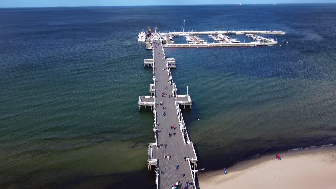 gente paseando por el largo muelle de madera de sopot en la bahía de gdańsk en polonia