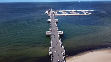 Gente-Paseando-Por-El-Largo-Y-Placentero-Muelle-De-Madera-De-Sopot-En-La-Bahía-De-Gdańsk-En-Polonia