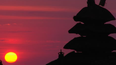 普拉塔坦洛特寺廟 (pura tatan lot temple) 坐落在閃耀的天空前面,