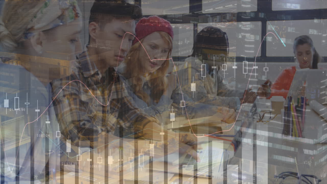 animación del procesamiento de datos financieros sobre diversas personas de negocios que usan computadoras portátiles