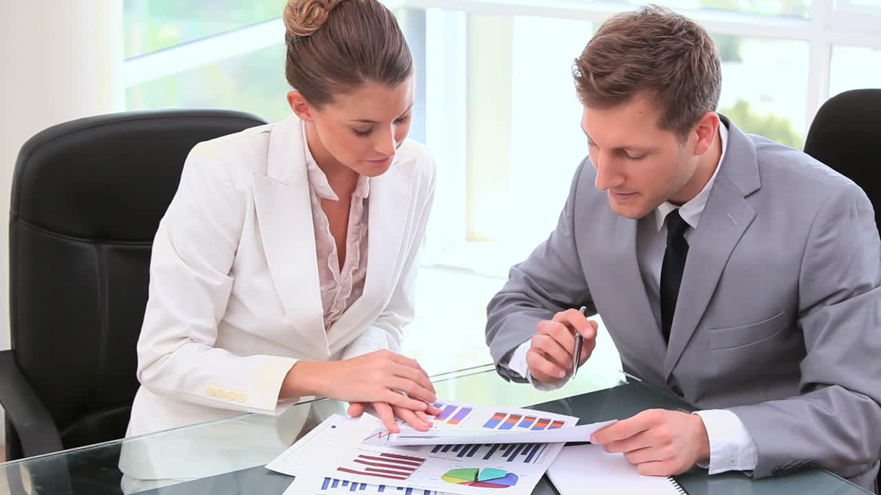 personas de negocios que trabajan juntos en documentos