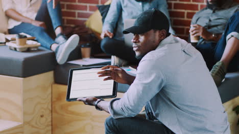 Unternehmensgründung,-Black-Man-Und-Tablet-Branding