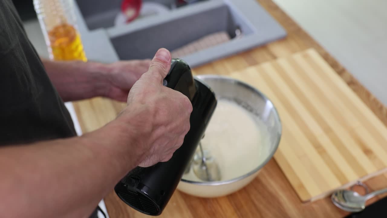 Mixing food with an electric mixer