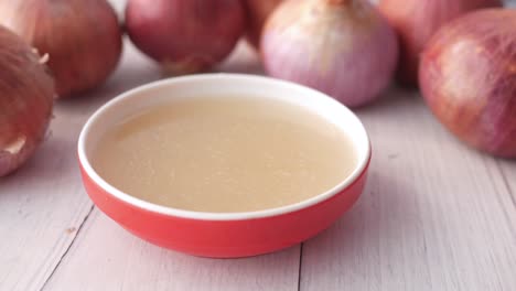 jugo de cebolla en un tazón rojo