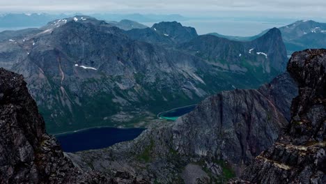 Atemberaubende-Aussicht-Auf-Die-Zerklüftete-Berglandschaft-Von-Kvænan,-Insel-Senja,-Norwegen