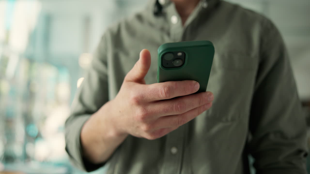 Primo piano di una persona che tiene e usa uno smartphone