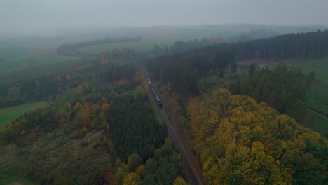 Ein-Alter-Historischer-Dampfzug-Fährt-An-Einem-Kalten,-Nebligen-Herbstmorgen-Durch-Die-Natur