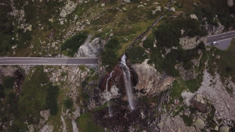 cascada stein glaciar en los alpes urner suiza 4k pájaro vista drone vuelo