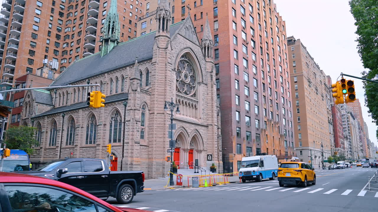 New York, USA, 1 agosto 2025: chiesa storica e taxi gialli in una strada di Manhattan. Antica chiesa circondata da alti edifici residenziali e taxi gialli di passaggio in una strada trafficata di Manhattan