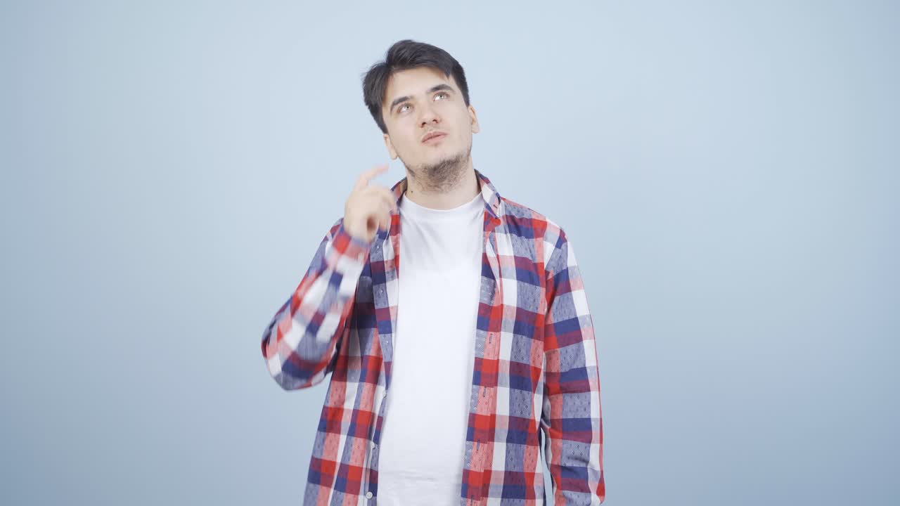 그 남자는 꿈을 꾸고 있다.