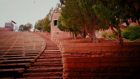 treppe, die zum amphitheater der roten felsen führt