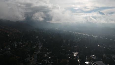 imágenes de drones del valle de san fernando en la autopista 210 en osbourne