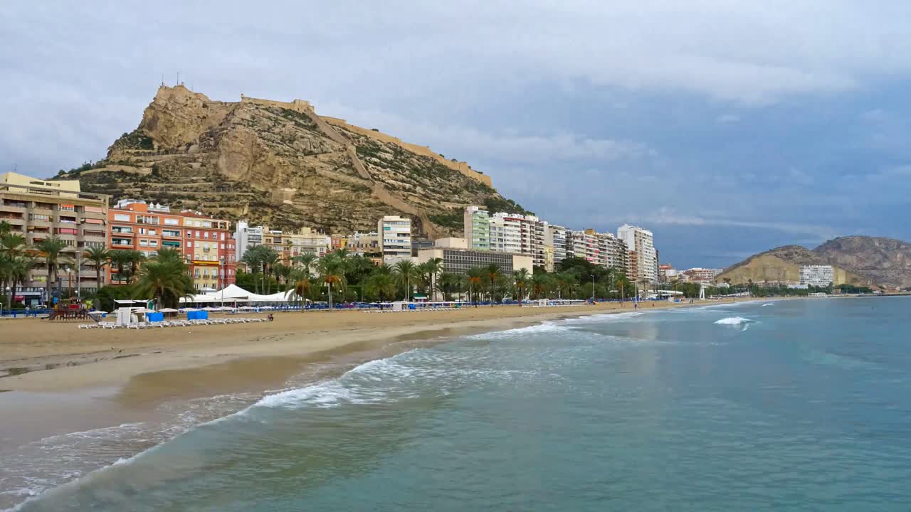 lapso de tiempo de la playa de la ciudad de alicante "playa del postiguet" después de una fuerte lluvia
