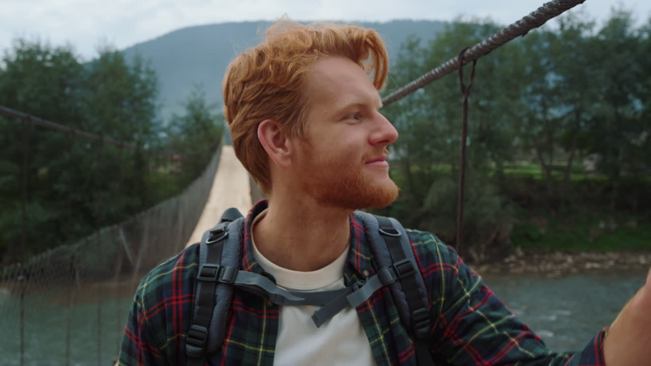 cara de turista alegre disfrutar de caminar en el puente del río. cerrar la caminata de viajero alegre.