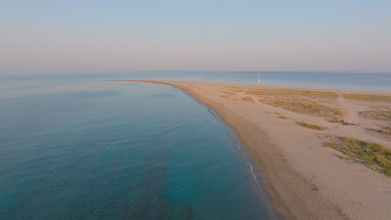 воздушный вид спокойного пляжа и береговой линии